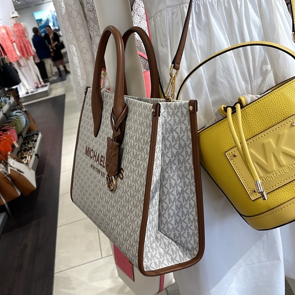 Michael Kors "Mirella" MD EW Tote Vanilla Shoulder Tote
35F2G7ZT2B - NWT - Picture 13 of 16